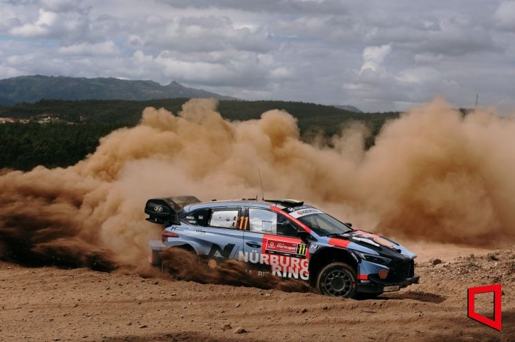 “2026 WRC”葡萄牙拉力赛中奋力冲刺的现代世界拉力车队“i20 N Rally1”赛车。现代汽车供图