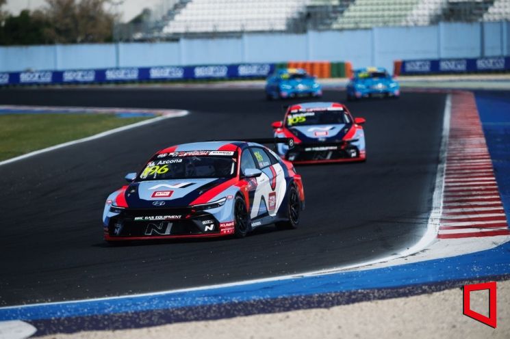 “2026 TCR世界巡回赛”揭幕战意大利站上，现代汽车“The New Elantra N TCR（韩国国内名 The New Avante N TCR）”在赛道上疾驰。现代汽车供图