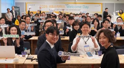 지난 8일 서울 서초구 KB이노베이션허브센터 강남 HUB에서 진행된 2026년 'KB스타터스 웰컴데이' 참석자들이 기념촬영을 하고 있다. KB금융그룹
