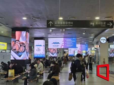 지난 1월 7일 오후 광주 광천터미널(유스퀘어) 내부 대합실에서 승객들이 버스를 기다리고 있다. 송보현 기자