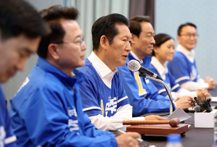 (춘천=연합뉴스) 양지웅 기자 = 더불어민주당 정청래 대표가 11일 강원 춘천시 스카이컨벤션에서 열린 중앙선거대책위원회의에서 발언하고 있다. 2026.5.11     yangdoo@yna.co.kr(끝)