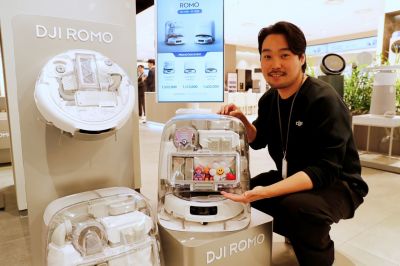 광주신세계 본관 8층 DJI 매장에서 직원이 ROMO P 모델을 선보이고 있다. [사진제공=광주신세계]