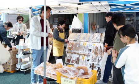지난달 개장한 전남 강진군 마량놀토수산시장에서 관광객들이 건어물과 수산물을 둘러보고 있다. 강진군 제공.