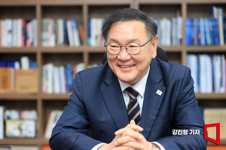 为参加第22届后半期国会议长选举而宣布参选的共同民主党议员 Kim Taenyeon 11日在首尔汝矣岛国会议员会馆接受阿视亚经济采访。Kang Jinhyeong 记者供图