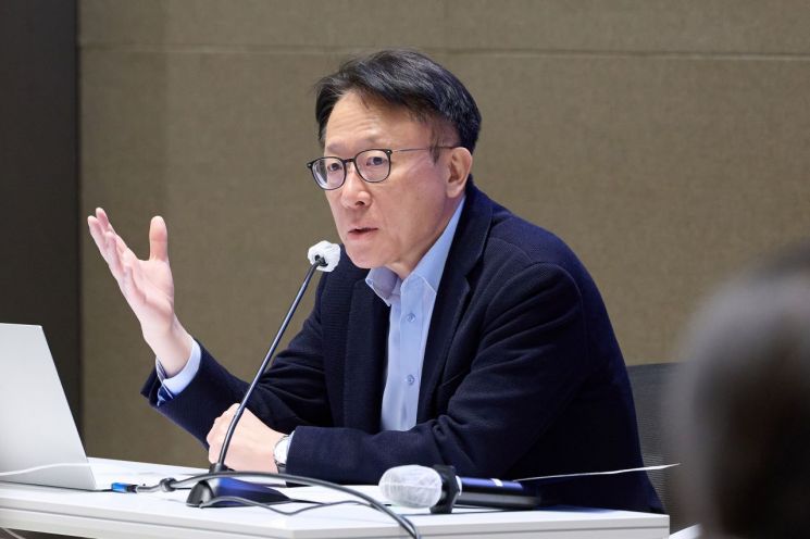 11日，韩国银行金融货币委员会委员 Shin Seonghwan 在首尔中区韩国银行举行的记者座谈会上发言。韩国银行供图