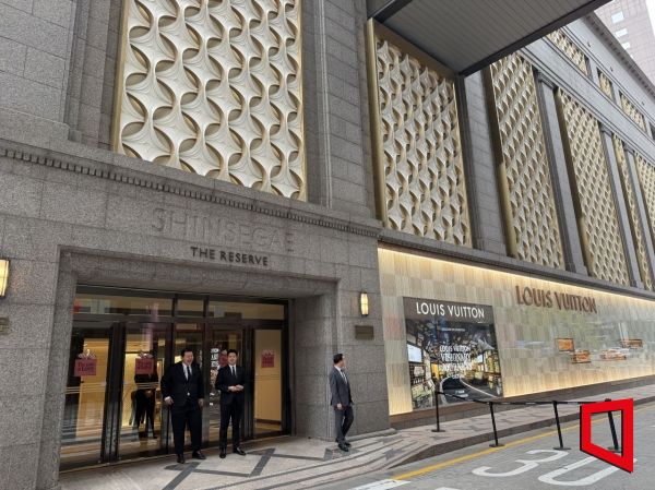 11日下午，首尔小公洞新世界百货总店前的“路易威登 Visionary Journey Seoul”现场。Han Yaeju 记者