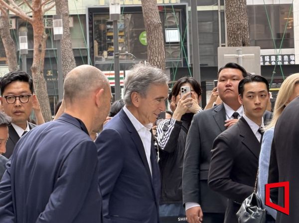 贝尔纳·阿尔诺  路易威登酩悦·轩尼诗集团(LVMH)董事长于11日下午12点35分左右进入首尔小公洞新世界百货总店。韩艺朱记者供图