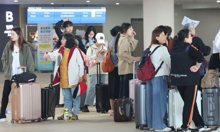 在5月黄金连休前的上个月30日，为在韩国度过中国劳动节连休（5月1日至5日）的中国游客正通过仁川延寿区仁川港国际客运码头入境。联合新闻供图