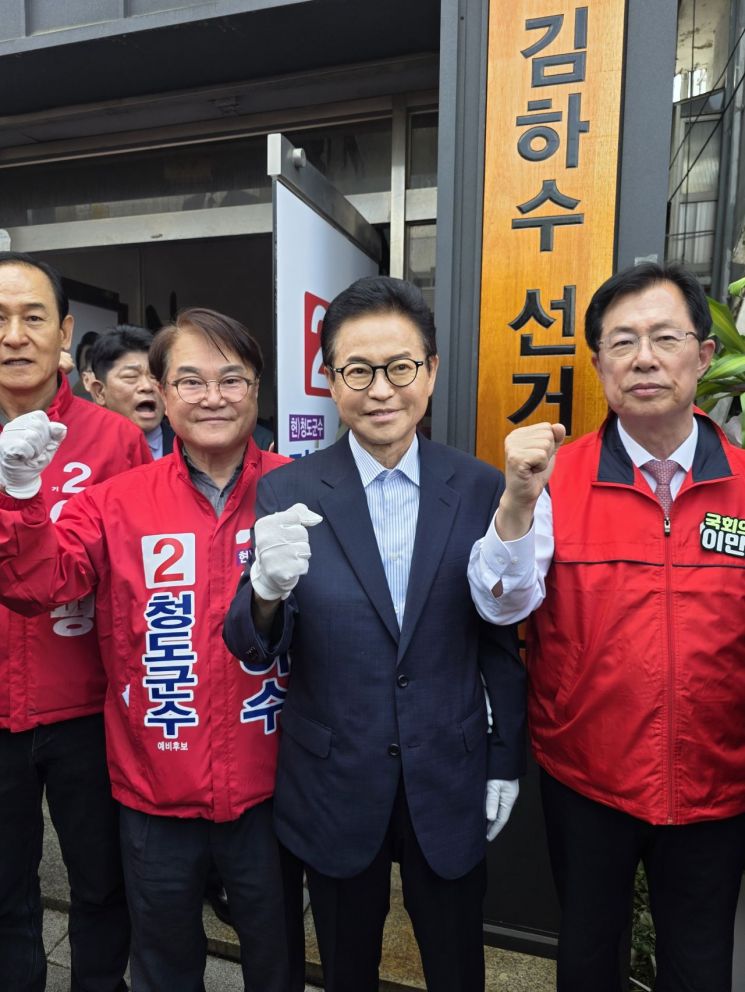 김하수 국민의힘 청도군수 후보(왼쪽)가 11일 선거사무소 개소식을 개최한 가운데 이만희 국회의원(오른쪽), 이철우 경북도지사 후보(중간) 등을 비롯한 2000여명의 군민과 지지자들이 몰렸다. 김 후보 선거캠프 제공