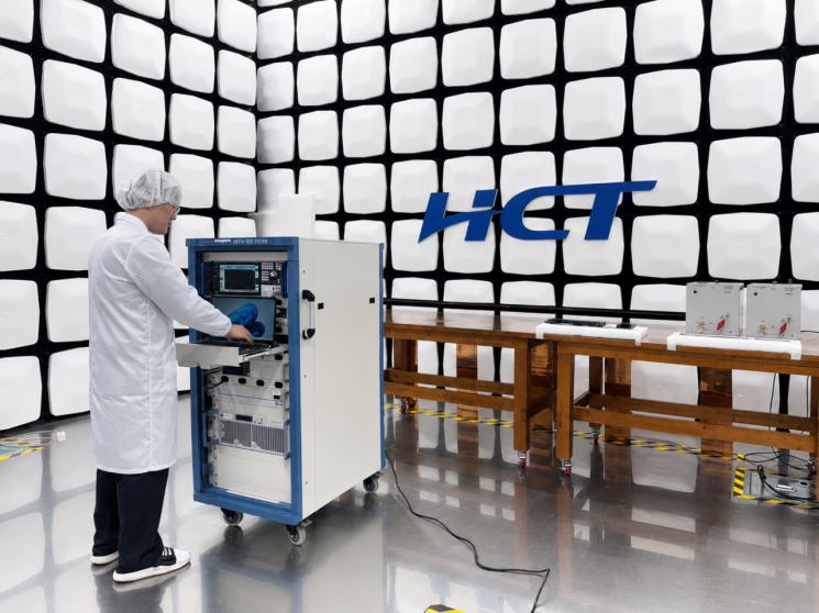 HCT 연구원이 우주항공 전용 전자파 차폐 시험실에서 부품의 성능을 검증하는 시험을 진행하고 있다. HCT 제공