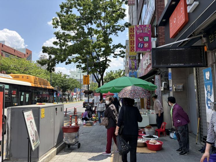 11일 울산 남구 신정시장 앞이 시민들로 붐비고 있다. 전영주 기자