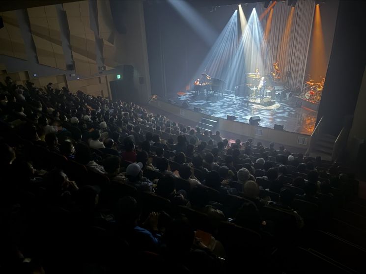 남양주문화재단이 지난 8일 다산아트홀에서 개최한 윤복희 콘서트 '삶'이 관객들의 뜨거운 성원 속에 전석 매진을 기록하며 성황리에 막을 내렸다. 남양주시 제공