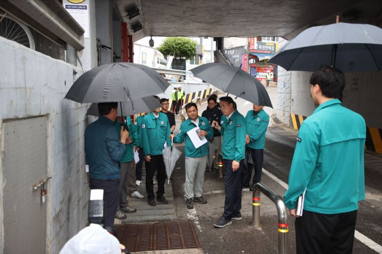南杨州市11日为应对夏季自然灾害，对易涝地区和主要防灾设施开展现场检查。南杨州市供图