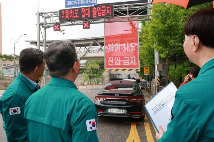 Hwang Jun-gi, Deputy Mayor of the Second Division, visited the underground road in Jukjeon-dong, Suji-gu on the 11th to inspect the site in preparation for heavy rain. Photo by Yong An-gi