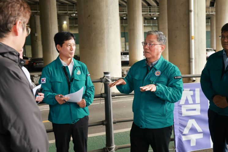 Hwang Junki, Deputy Mayor of the Second Division, visited the public parking lot in Bojeong-dong, Giheung-gu on the 11th to inspect the site in preparation for heavy rain. Provided by Yongin City