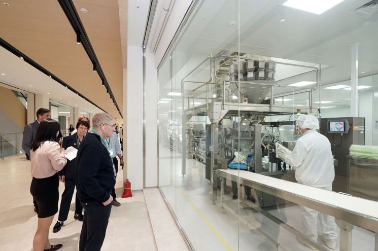 On the 8th, the Danish industrial delegation toured the automated traditional Korean medicine production process at Jaseng Medibio Center, a local company. Provided by Seongnam City