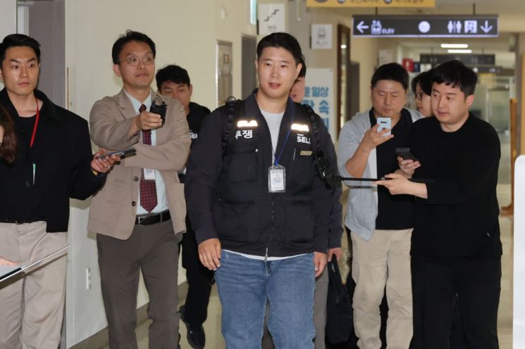Choi Seungho, Chair of the Samsung Electronics Branch of the Super Enterprise Labor Union, is attending the post-adjustment meeting held on the 11th in the 1st Arbitration Conference Room of the Central Labor Commission at the Government Sejong Complex. Photo by Yonhap News