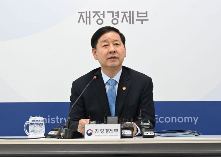 Deputy Prime Minister and Minister of Strategy and Finance Koo Yoon-chul is speaking at a press briefing for reporters held on the 11th at the Ministry of Strategy and Finance press room in the Central Building of the Government Sejong Complex. Photo by Yonhap News