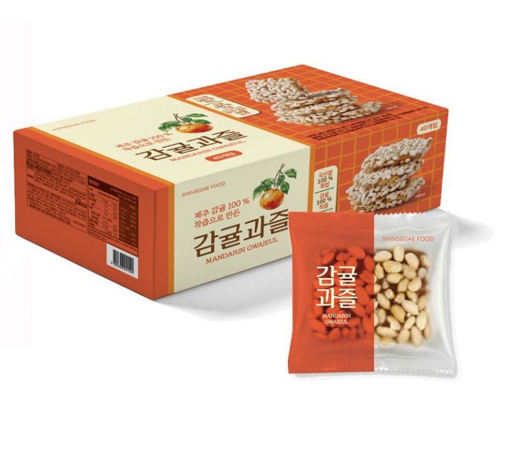 신세계푸드가 전국 트레이더스 매장에서 대용량 가성비 디저트 '속이 꽉 찬 단팥빵'과 '감귤과즐'을 출시한다고 12일 밝혔다. 신세계푸드 제공