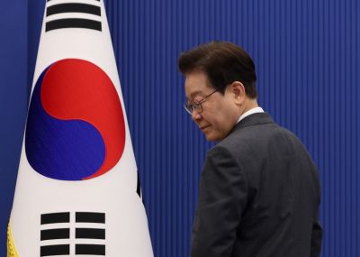 李在明总统7日在青瓦台与民馆举行的首席辅佐官会议上完成向国旗致礼后正返回座位。联合通讯社供图