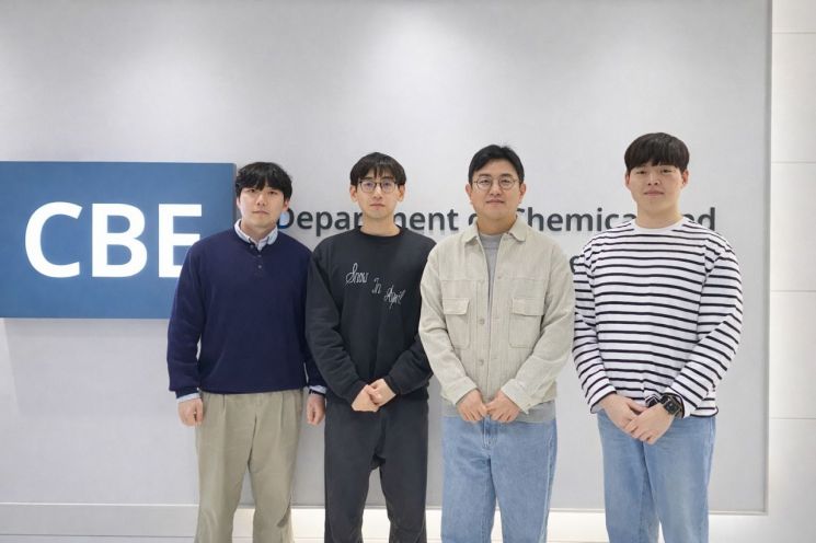 (왼쪽부터) 조한빈 박사과정, 웬슈안 주(Wenxuan Zhu) 박사후 연구원, 서준기 교수, 김창환 석박사통합과정. KAIST