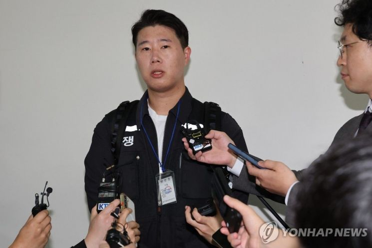 超企业工会三星电子支部委员长 Choi Seungho 12日在世宗市政府世宗大厦中央劳动委员会出席第二次事后调解会议时，回答采访记者提问。联合新闻供图