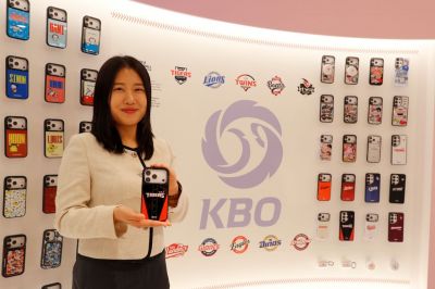 광주신세계 본관 지하 1층 케이스티파이 매장에서 직원이 KBO 공식 콜라보 제품인 기아타이거즈 케이스를 선보이고 있다. [사진제공=광주신세계]