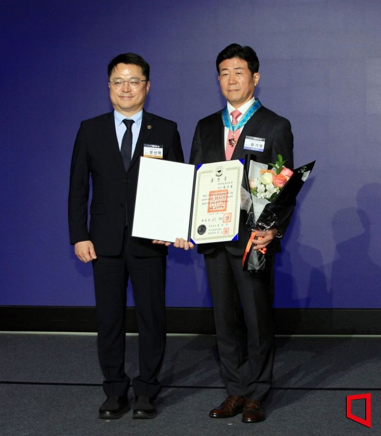 12日，在首尔JW万豪酒店举行的“第23届汽车日”纪念仪式上，KG Mobility代表Hwang Giyoung因其对汽车产业发展的贡献获颁铜塔产业勋章，并与产业通商资源部次官Moon Sinhak合影留念。KGM供图