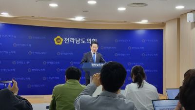 Former Jeonnam Gwangju Special Mayor candidate Youngrok Kim held a press conference in the briefing room of the Jeonnam Provincial Council on the 12th, explaining the direction for the successful launch of the Jeonnam Gwangju Integrated Special City. Photo by Jinseok Shim