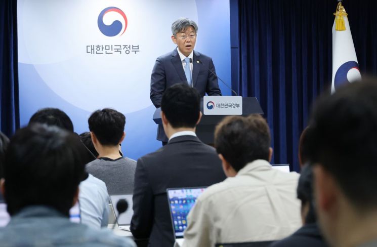 国土交通部第一次官 Kim Itak 12日上午在首尔钟路区政府首尔办公楼，说明将对土地交易许可区内适用于购房者的实际居住义务，暂时豁免至所有有承租人的住房（仅限购房者为无房者的情况）的方案。联合新闻供图