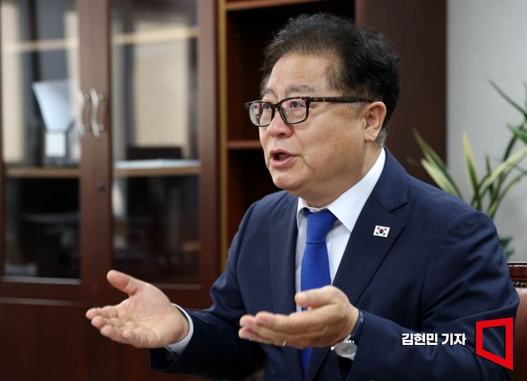 이재영 더불어민주당 민주연구원장이 서울 여의도 당사에서 아시아경제와 인터뷰하고 있다. 2026.5.12 김현민 기자
