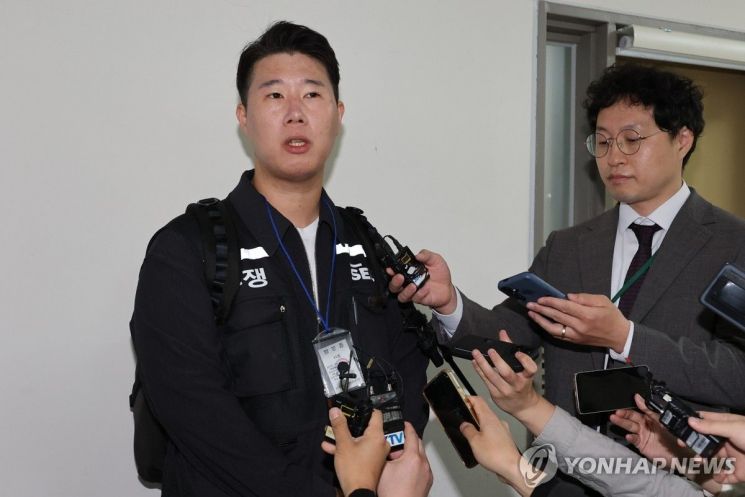 최승호 초기업노조 삼성전자지부 위원장이 12일 세종시 정부세종청사 중앙노동위원회에서 열린 2차 사후조정회의에 참석하며 취재진 질문에 답하고 있다. 연합뉴스.