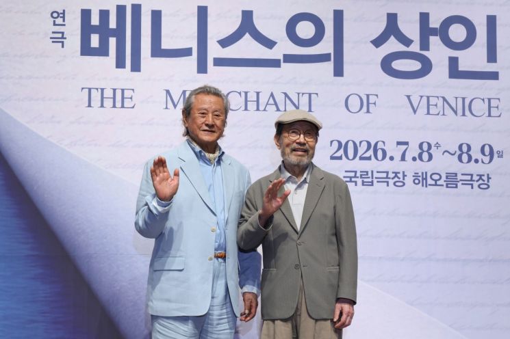 演员 Shin Gu（右）与 Park Geunhyeong 12日正在首尔钟路区 NOL西京广场举行的话剧《威尼斯商人》制作发布会上合影留念。联合新闻供图