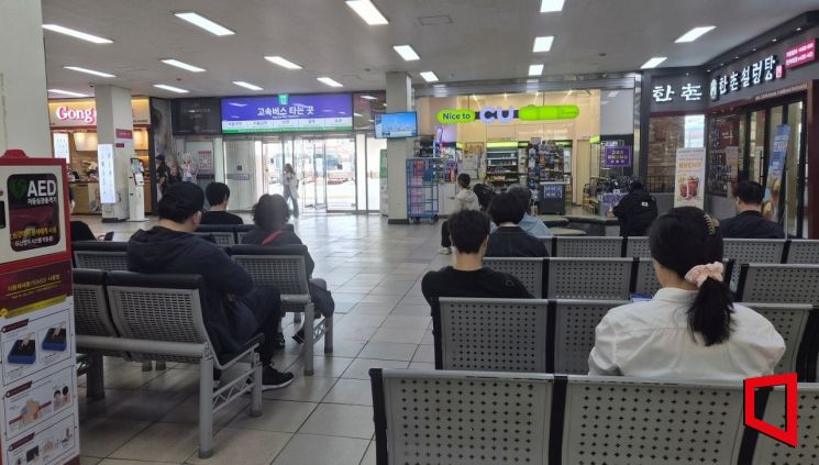 지난 11일 충남 천안 고속터미널 대합실에 시민들이 버스를 기다리고 있다. 심성아 기자