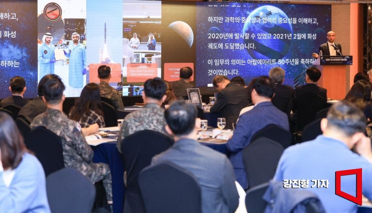 아메르 알 사예흐 알가페리 모하메드 빈 라시드 우주센터 우주공학 부문 사무차장이 13일 서울 중구 롯데호텔에서 열린 '2026 아시아미래기업포럼'에 참석해 ‘사막에서 우주로, 중동 우주산업의 부상과 UAE의 도전’이란 주제로 기조강연 하고 있다. 2026.5.13 강진형 기자