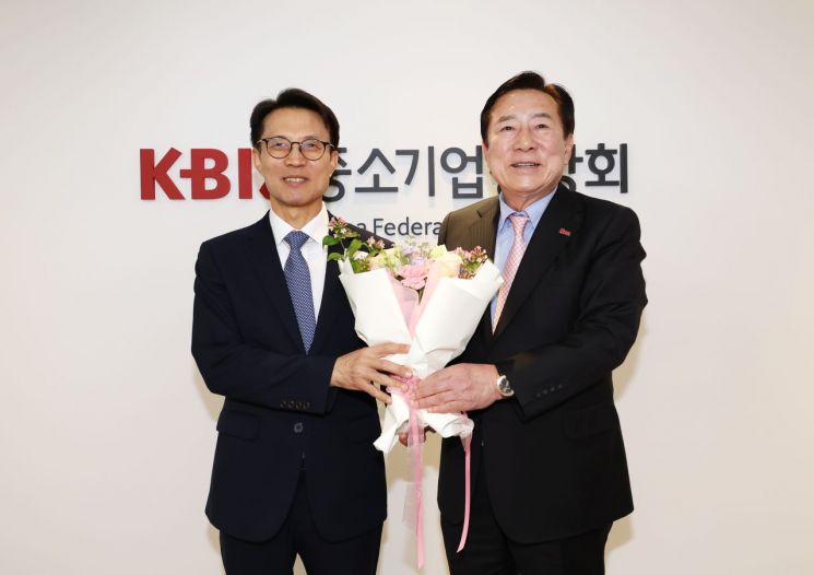 김진오 저고위 부위원장(왼쪽)과 김기문 중기중앙회장이 기념 촬영을 하고 있다. 중기중앙회