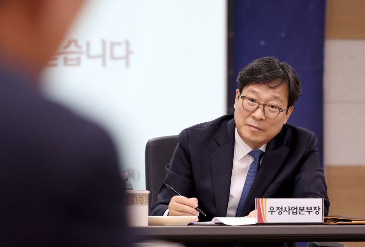 박인환 우본 본부장이 최근 직원들과 소통하는 자리에서 현장 애로사항을 청취하고 있다. 우정사업본부