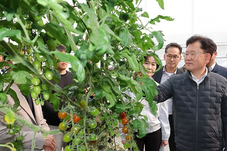 이승돈 농진청장이 농업 현장점검을 하고 있다. 농진청