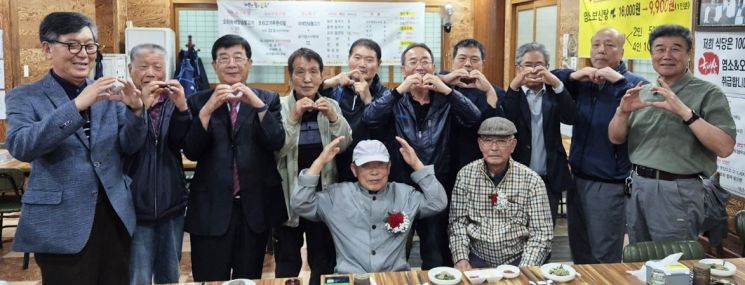 [사진 제공=진주공고 76우전회] 진주공업고등학교(현 진주기계공업고등학교) 전기과 13회 졸업생 ‘76우전회’가 스승의 날을 앞둔 5월 12일 저녁 진주시내 한 식당에서 고3 시절 담임선생님 두 분을 모시고 조촐한 기념행사를 열었다. 모인 사람들이 기념촬영을 하고 있다.