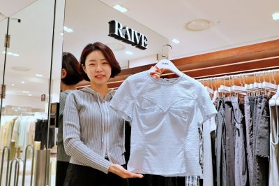 광주신세계 본관 5층 레이브 매장에서 직원이 특가상품을 선보이고 있다. [사진제공=광주신세계]