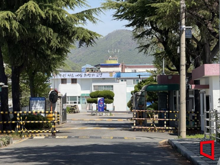 지난 4월 마약 유통책을 접견하기 위해 찾은 부산 강서구 부산교도소 앞 전경. 장희준 기자