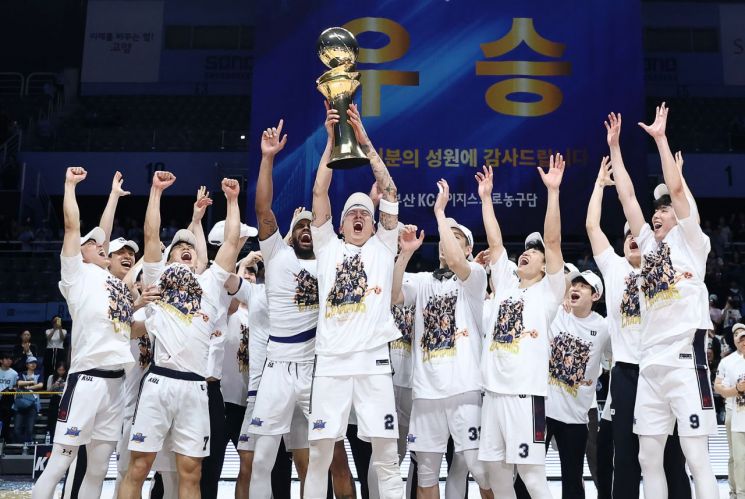 13일 고양소노아레나에서 열린 2025~2026 KBL 플레이오프 챔피언 결정전 5차전 고양 소노 스카이거너스와의 경기에서 76-68로 승리해 우승을 차지한 프로농구 부산 KCC 선수들이 트로피를 들고 환호하고 있다. 연합뉴스