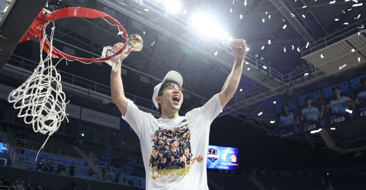 2025~2026 KBL 플레이오프 최우수선수(MVP)에 선정된 부산 KCC 허훈이 그물 세리머니를 마친 뒤 환호하고 있다. 연합뉴스