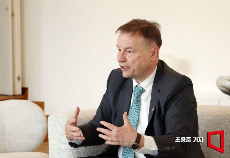 게오르크 슈미트 주한독일대사가 서울 성북구 대사관저에서 아시아경제와 인터뷰하고 있다. 조용준 기자