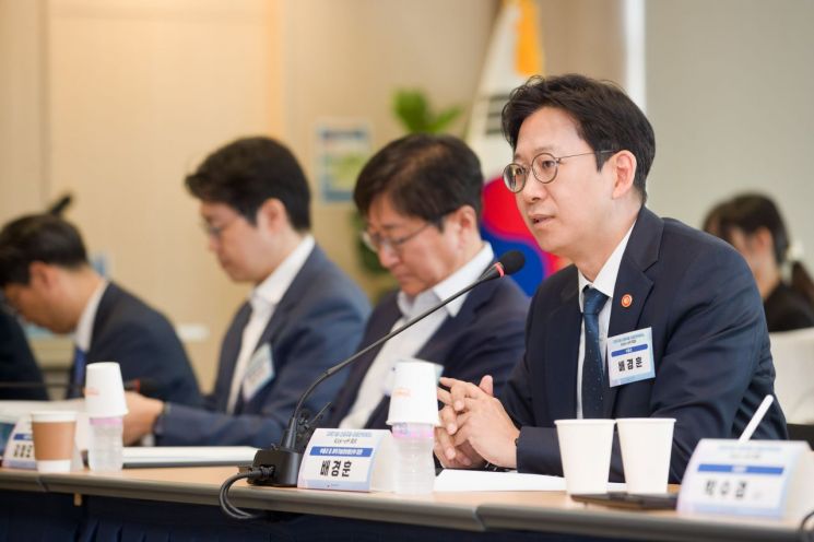 13일 오후 서울 광화문 국가과학기술자문회의에서 열린 '과학기술·인공지능 미래전략회의' 출범식 첫 회의에서 배경훈 부총리 겸 과학기술정보통신부 장관이 발언하고 있다.