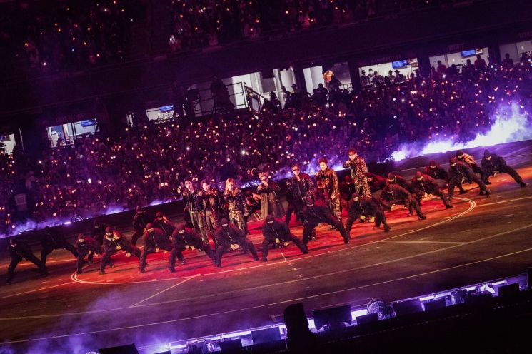 방탄소년단이 지난 7일과 9~10일 멕시코시티 에스타디오 GNP 세구로스에서 ‘BTS 월드투어 아리랑'에서 군무를 펼치고 있다. 빅히트뮤직 제공