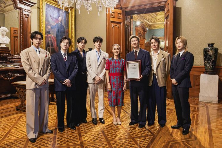 방탄소년단이 지난 6일 멕시코시티 대통령실에서 클라우디아 셰인바움(Claudia Sheinbaum) 멕시코 대통령과 만나고 있다. 빅히트뮤직 제공