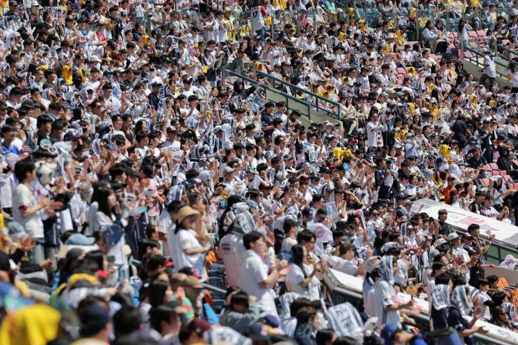 어린이날인 5일  KBO 프로야구 두산 베어스와 LG 트윈스의 경기가 열린 서울 잠실야구장에서 관중들이 응원하는 모습. 사진은 기사의 특정 내용과 관련 없음. 연합뉴스