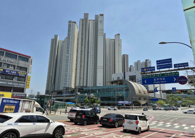 13일 용인시 기흥구에 있는 기흥역 모습. 역 주변 교통량이 많고, 고층 아파트와 쇼핑몰이 들어서 있다. 김평화 기자
