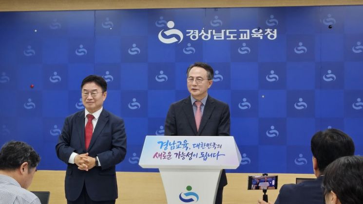 김승오 경남교육감 예비후보가 후보직 사퇴 및 권순기 후보 지지 선언 기자회견을 하고 있다. [사진=이세령 기자]